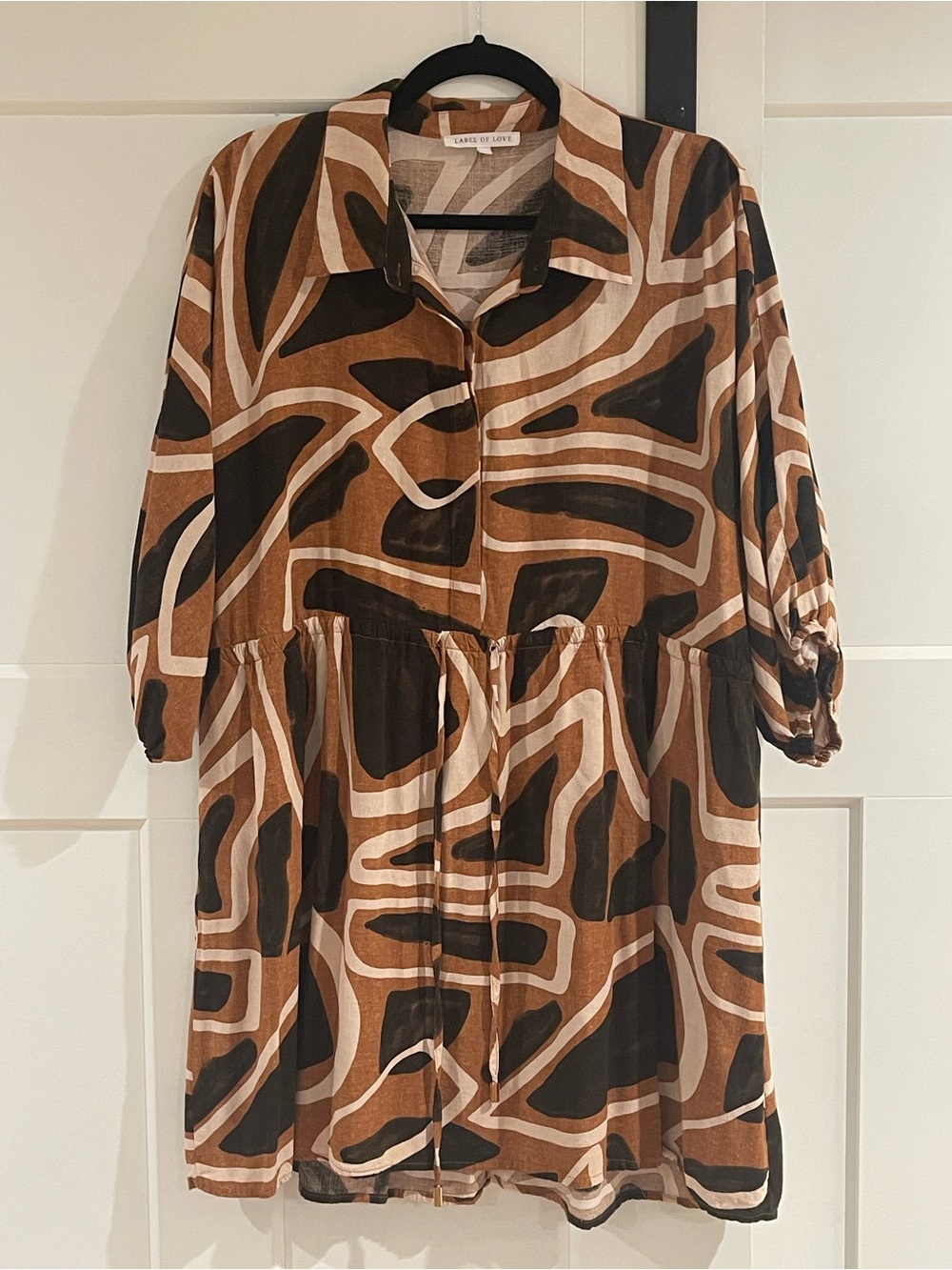 Relaxed Abstract Print Mini Dress in Brown & Black